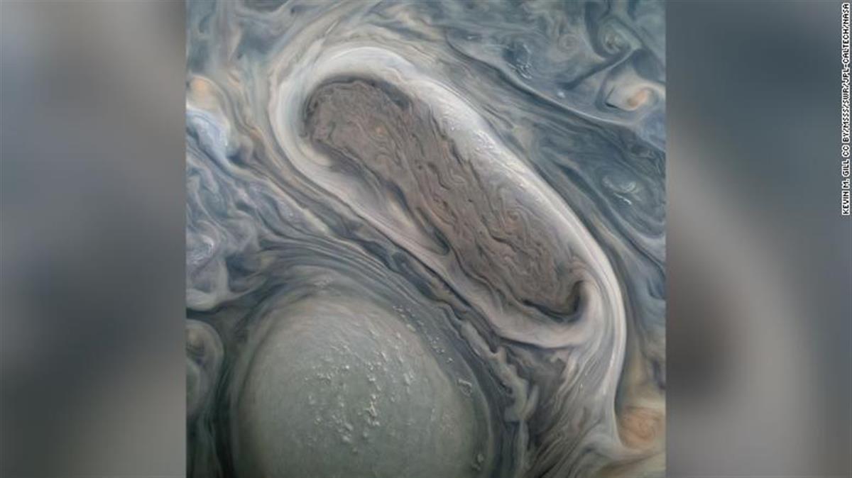 人类航天器捕捉到木星最新图像，旋转风暴似梵高名画，木卫三声音像太空科幻大片配乐
