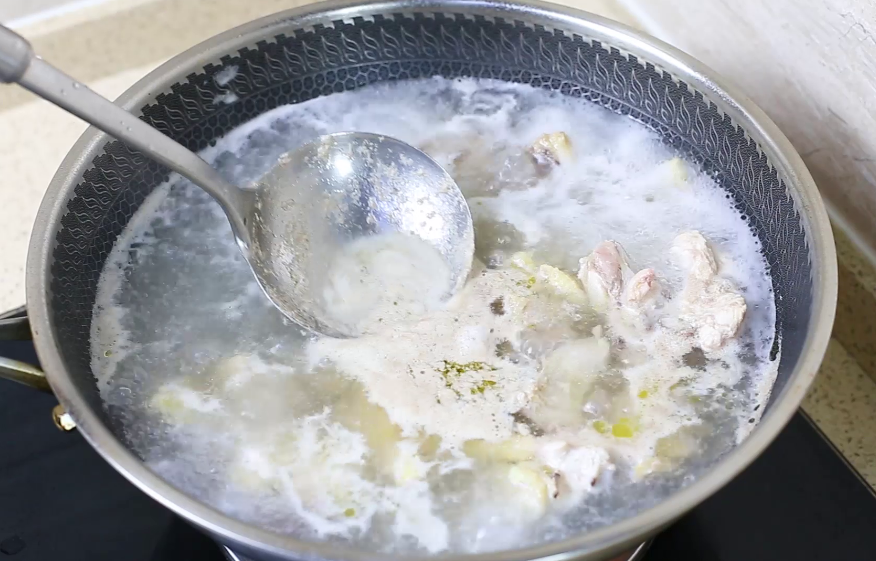 鸡汤的正确做法，简单3招炖出好喝的鸡汤，鸡肉不柴，汤鲜味美
