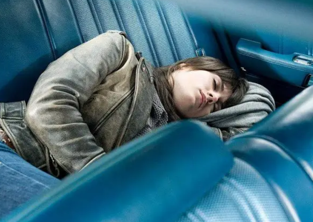 为何不建议车内睡觉，罪魁祸首是“怠速”和空调吗？（怠速一晚上对车影响大吗）